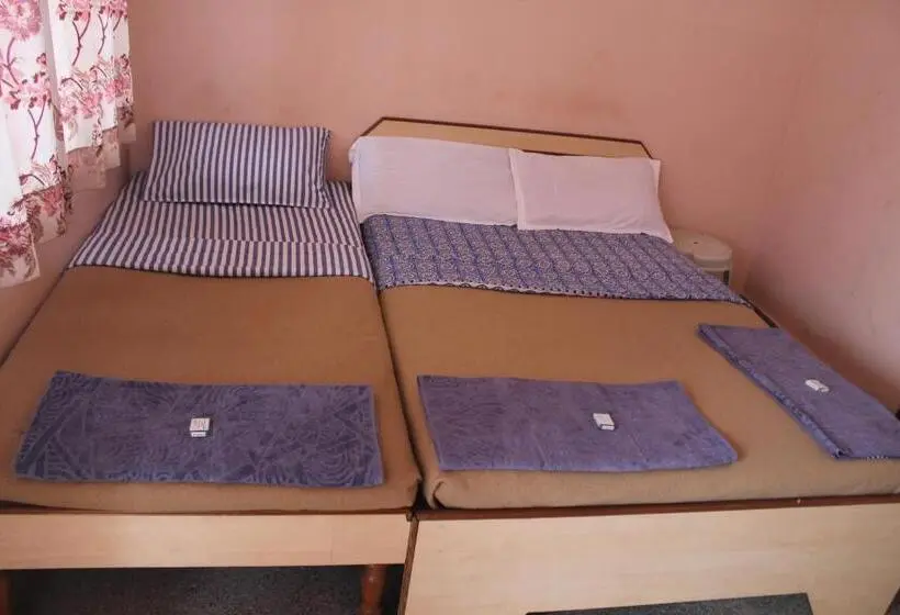 Chambre Triple Basique, Santosh Lodge