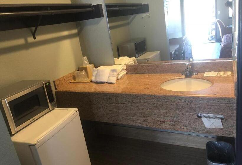 غرفة قياسية سرير كينج, Travelers Inn