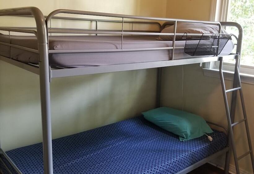 سرير فى غرفة مشتركه, Tallahassee Sun & Moon   Hostel