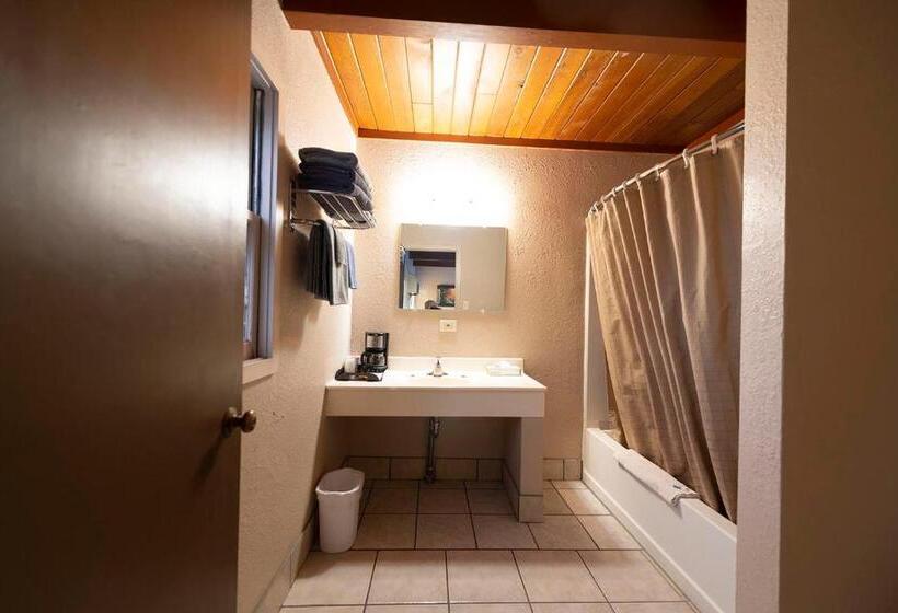 Номер Стандарт, Cedar Inn