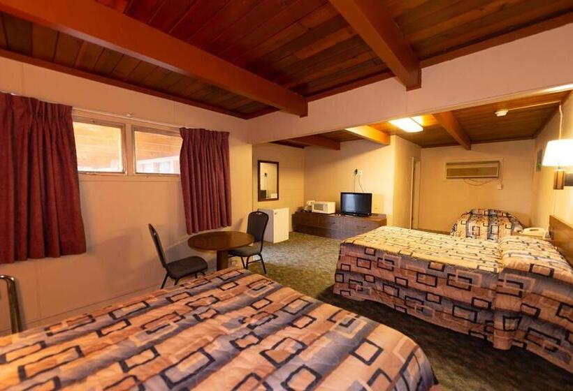 패밀리 룸, Cedar Inn