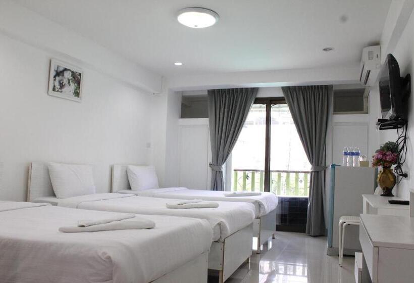 غرفة قياسية ثلاثية مزودة بشرفة, Thanyachatra Boutique