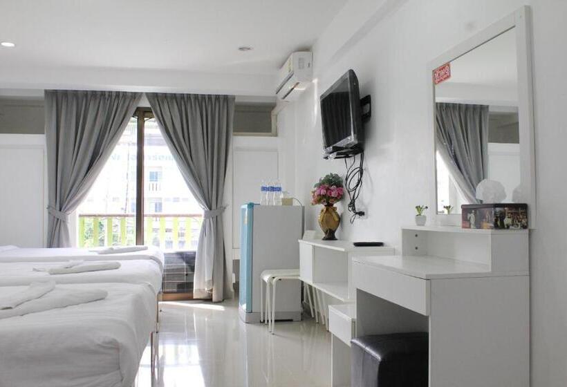 غرفة قياسية ثلاثية مزودة بشرفة, Thanyachatra Boutique