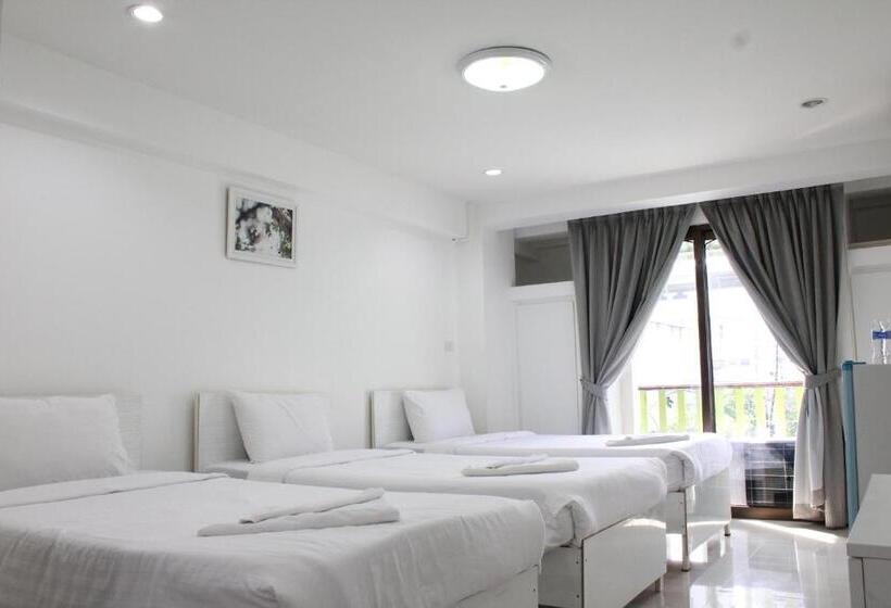 غرفة قياسية ثلاثية مزودة بشرفة, Thanyachatra Boutique