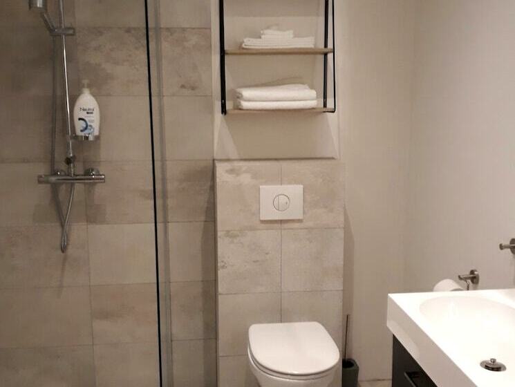 اتاق لوکس, Post Plaza Guesthouse