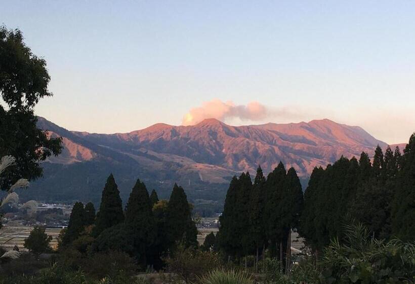 اتاق خانوادگی با چشم‌انداز کوه, Wakka