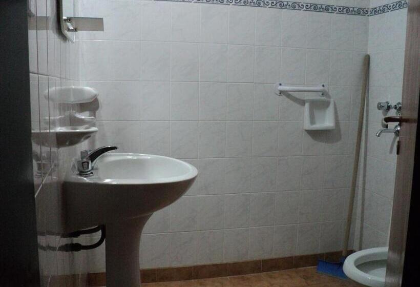 חדר סטנדרט לארבעה, La Nona