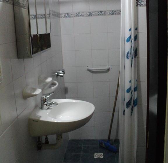 חדר סטנדרט לארבעה, La Nona