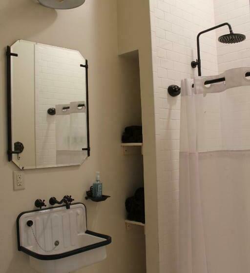 إستوديو ديلوكس, Eighteenninety Sleepover