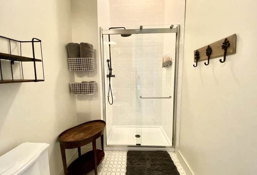 Deluxe Studio, Eighteenninety Sleepover