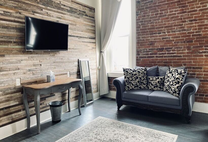 إستوديو ديلوكس, Eighteenninety Sleepover