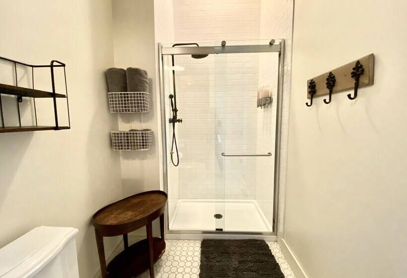 إستوديو ديلوكس, Eighteenninety Sleepover