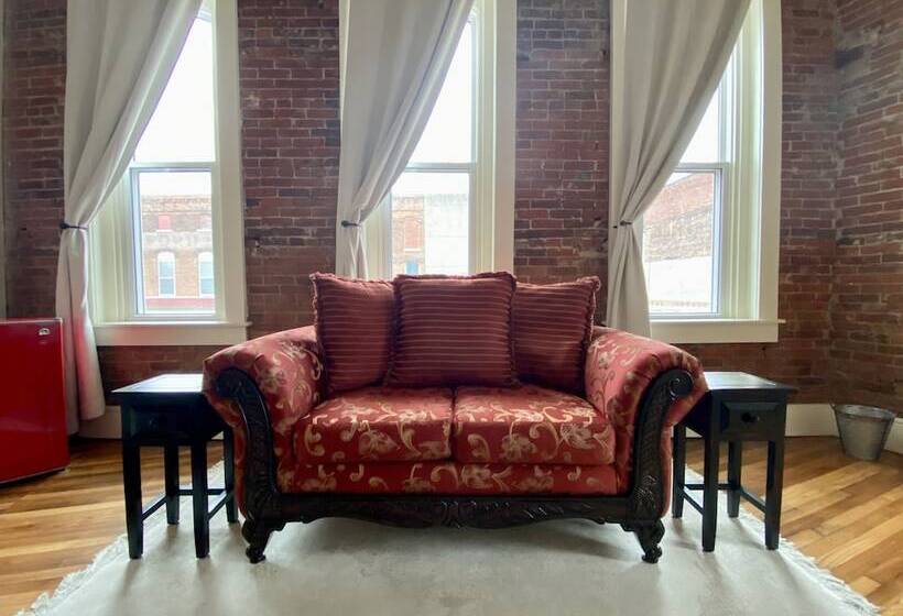 إستوديو ديلوكس, Eighteenninety Sleepover