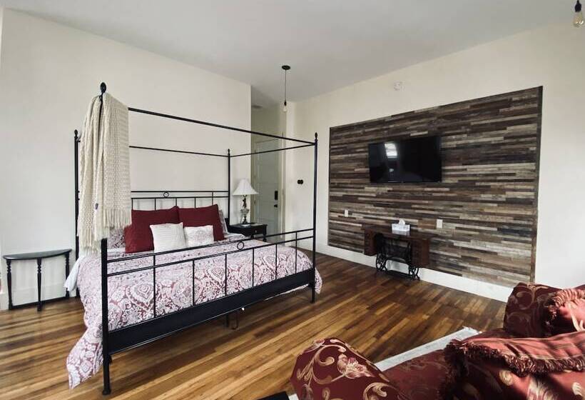 إستوديو ديلوكس, Eighteenninety Sleepover