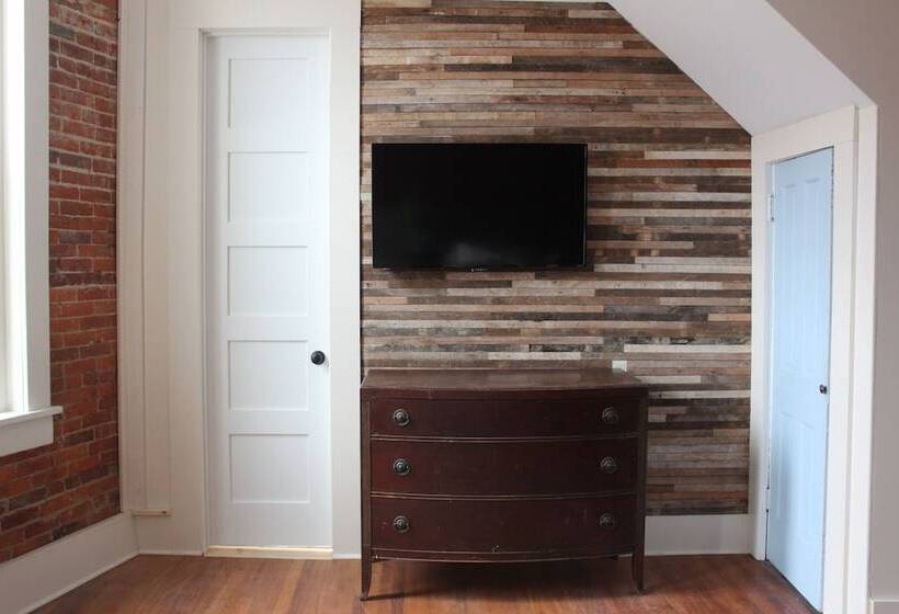 إستوديو ديلوكس, Eighteenninety Sleepover