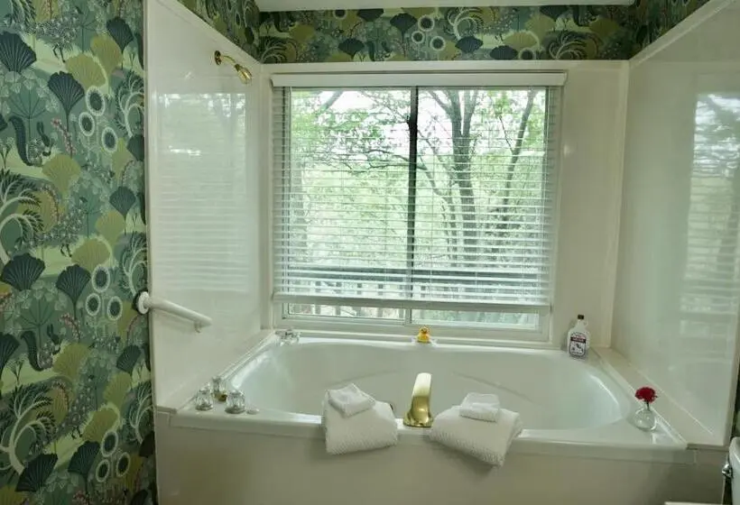 Suite with lake view, Beaver Lake Cottages