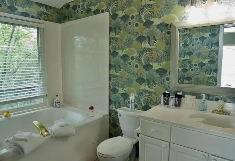 Suite with lake view, Beaver Lake Cottages