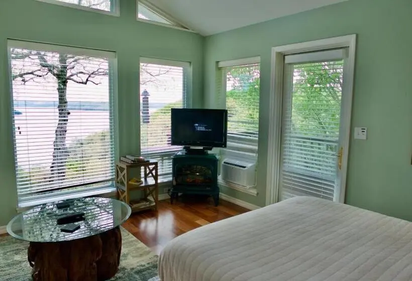 Suite with lake view, Beaver Lake Cottages