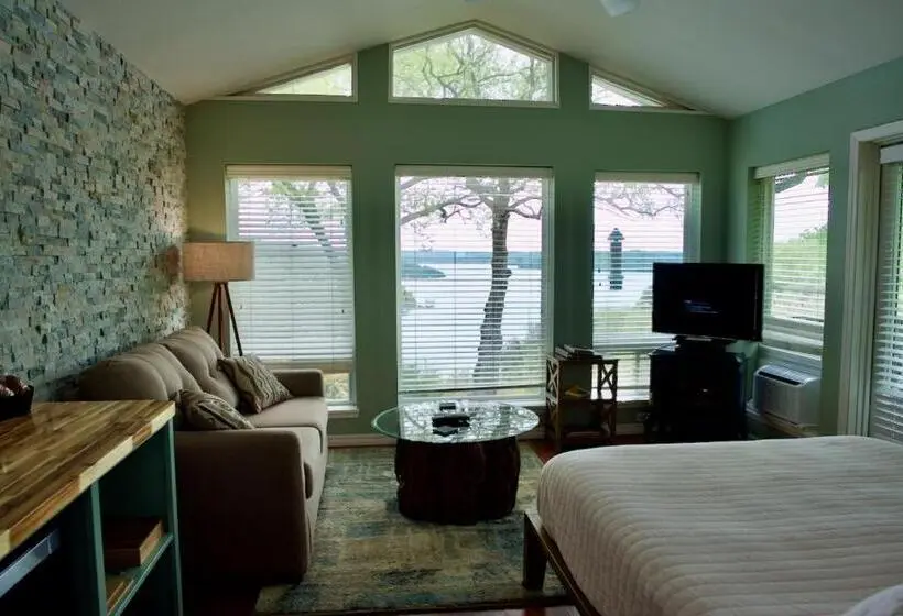 Suite with lake view, Beaver Lake Cottages