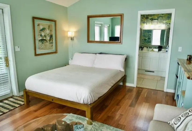 Suite with lake view, Beaver Lake Cottages
