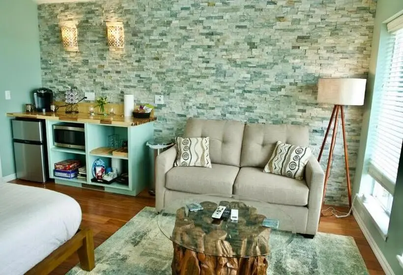 Suite with lake view, Beaver Lake Cottages