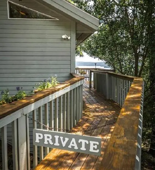 Suite with lake view, Beaver Lake Cottages