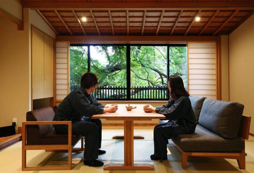 חדר סטנדרט לשלושה, Kyousen