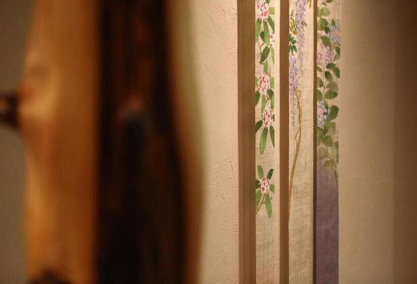 חדר סטנדרט לשלושה, Kyousen