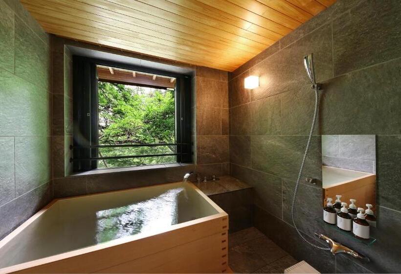 חדר סטנדרט לשלושה, Kyousen