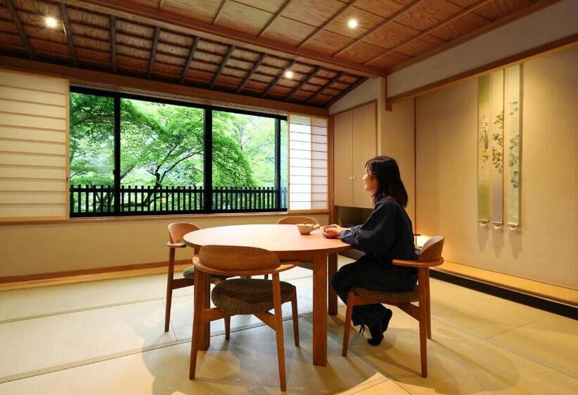 חדר בסיסי לשלושה, Kyousen