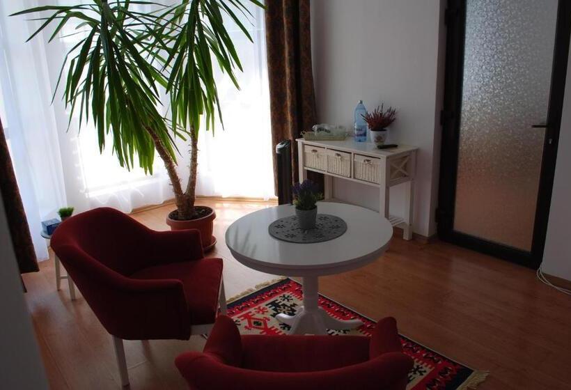 带2个卧室的套房, Flora Luxury House