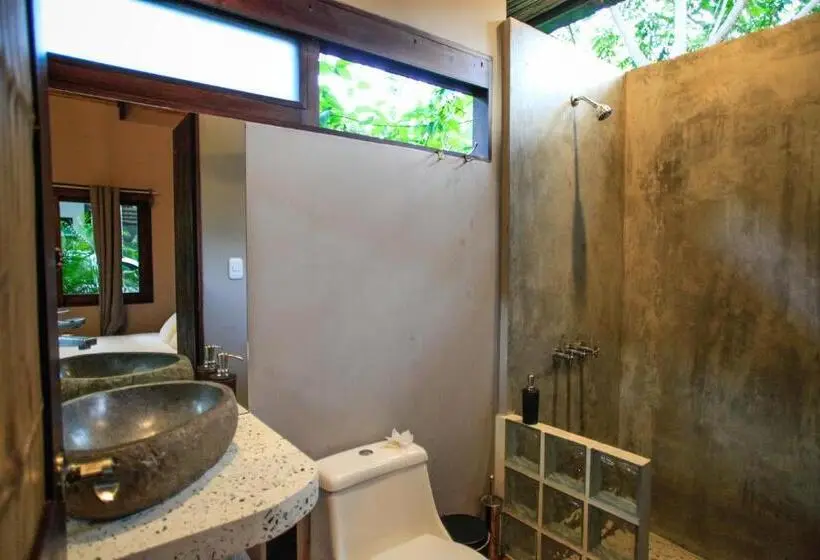 استودیوی استاندارد, Lua Villas