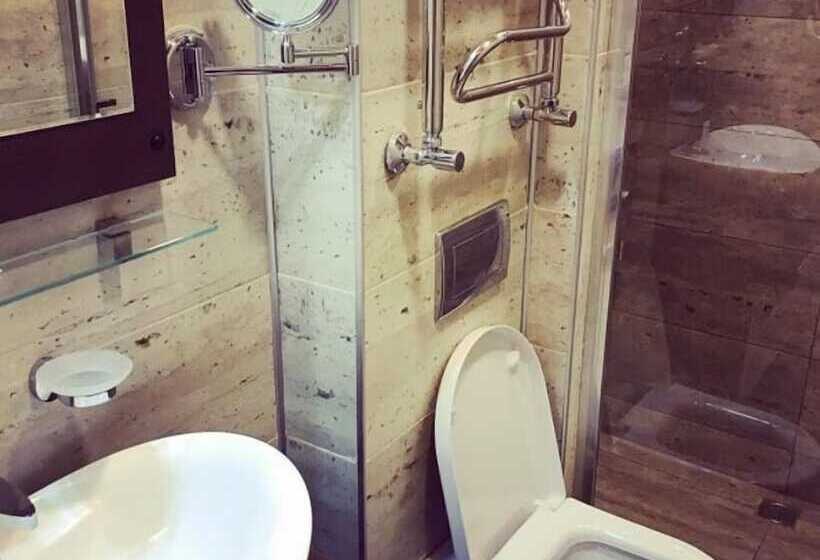 اتاق استاندارد سه نفره, 7 Days