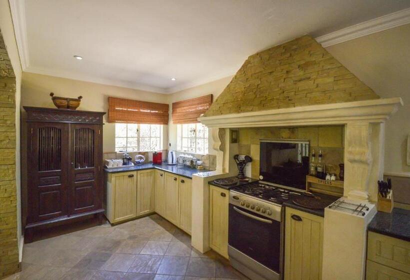 בית, 3 חדרי שינה, San Rock Guest House