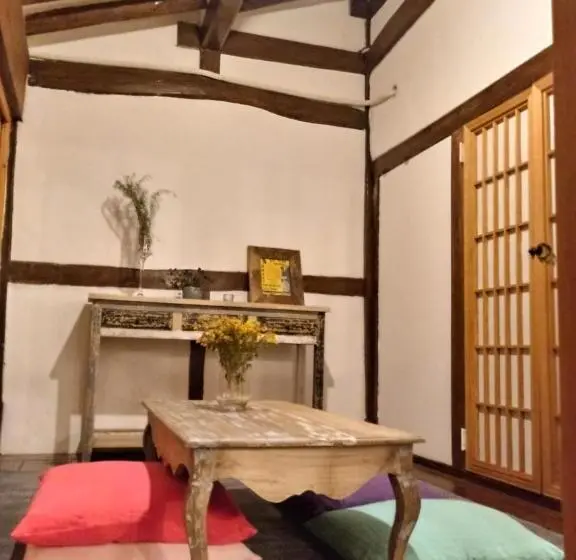 اتاق استاندارد سه تخته با چشم‌انداز باغ, Hundred Years Hanok
