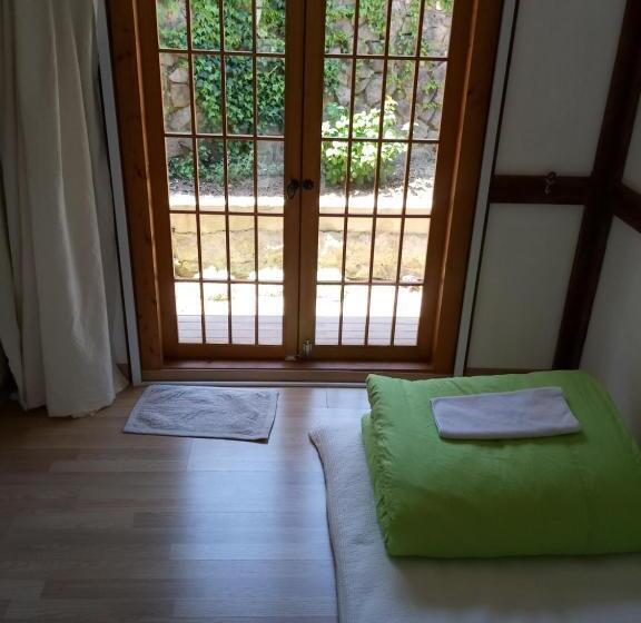 Camera Standard Individuale, Hundred Years Hanok