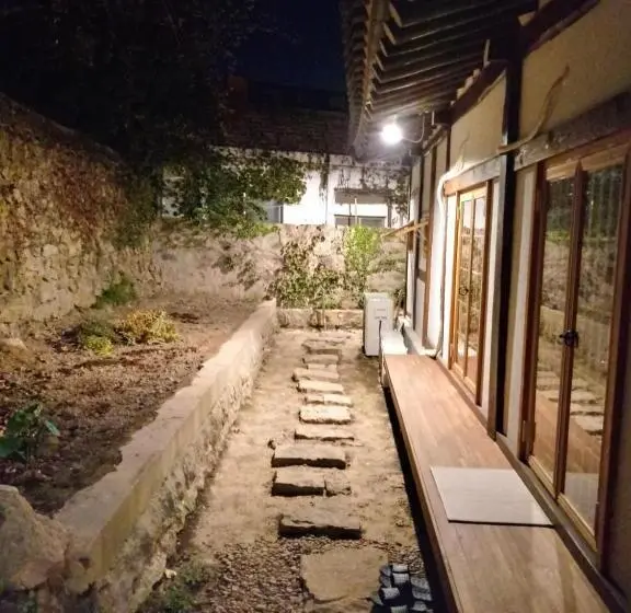 اتاق استاندارد, Hundred Years Hanok
