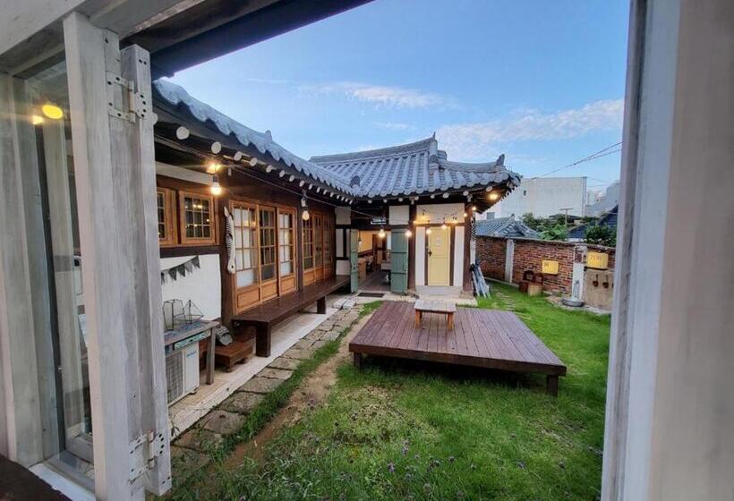 Camera Standard, Hundred Years Hanok