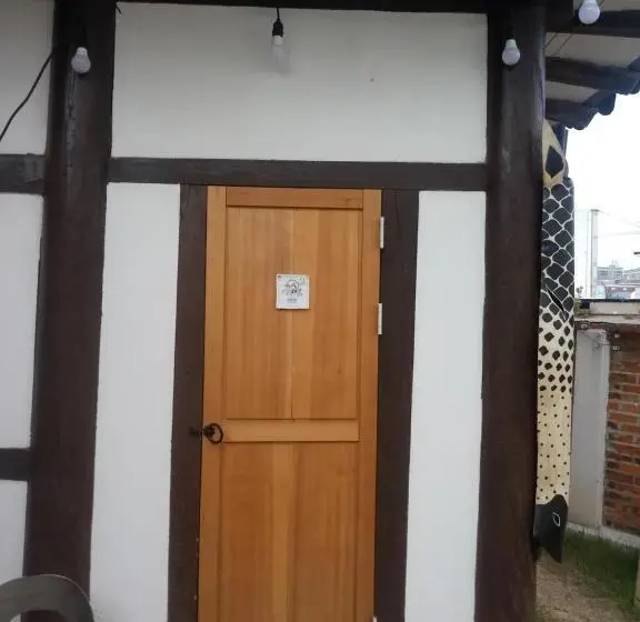 اتاق یک تخته با چشم‌انداز باغ, Hundred Years Hanok
