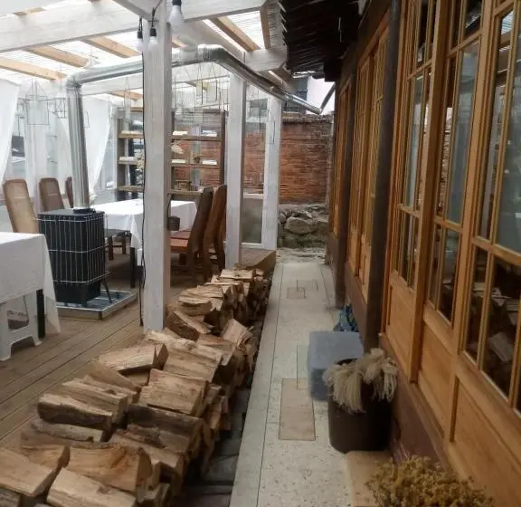 اتاق یک تخته با چشم‌انداز باغ, Hundred Years Hanok