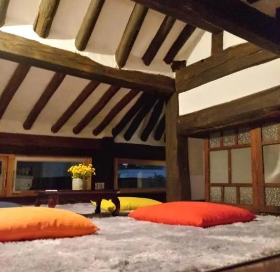 اتاق خانوادگی, Hundred Years Hanok