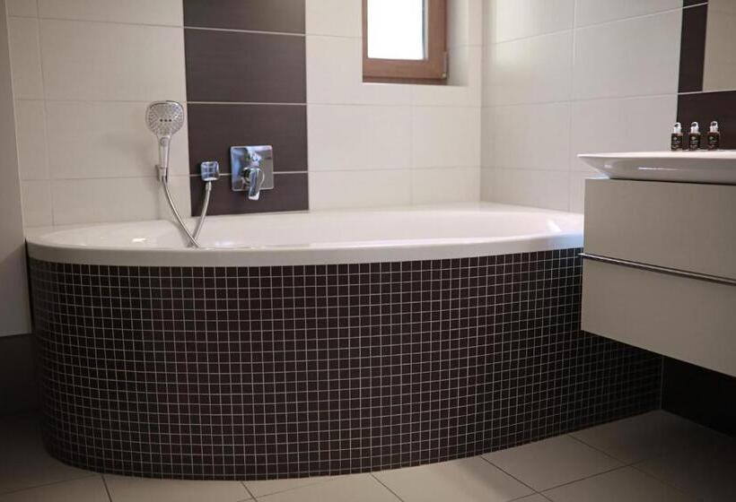 Deluxe Suite King Bed, Penzion Sokolská