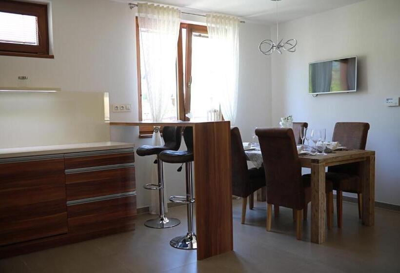 Deluxe Suite King Bed, Penzion Sokolská