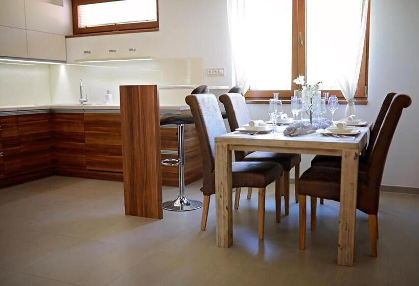 Deluxe Suite King Bed, Penzion Sokolská