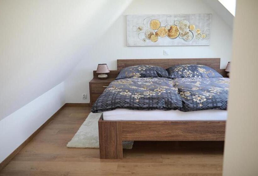Deluxe Suite King Bed, Penzion Sokolská