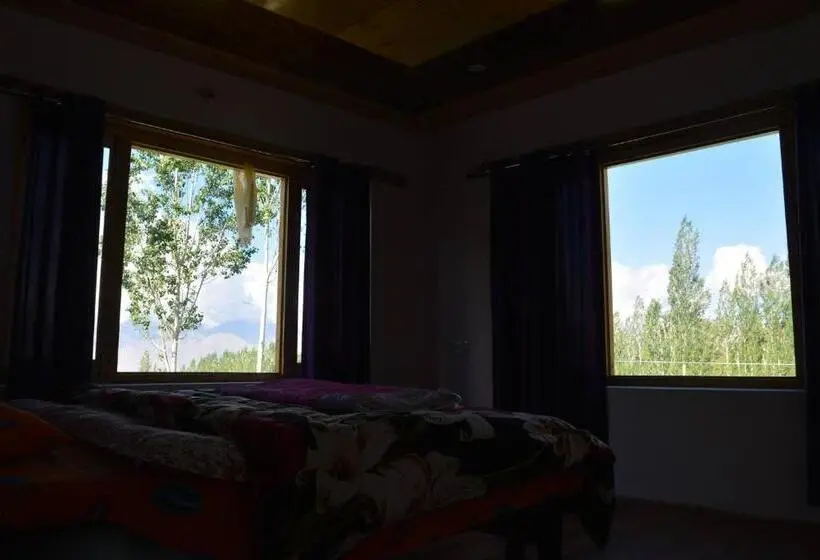 اتاق خانوادگی با سرویس بهداشتی مشترک, The Morning Sky