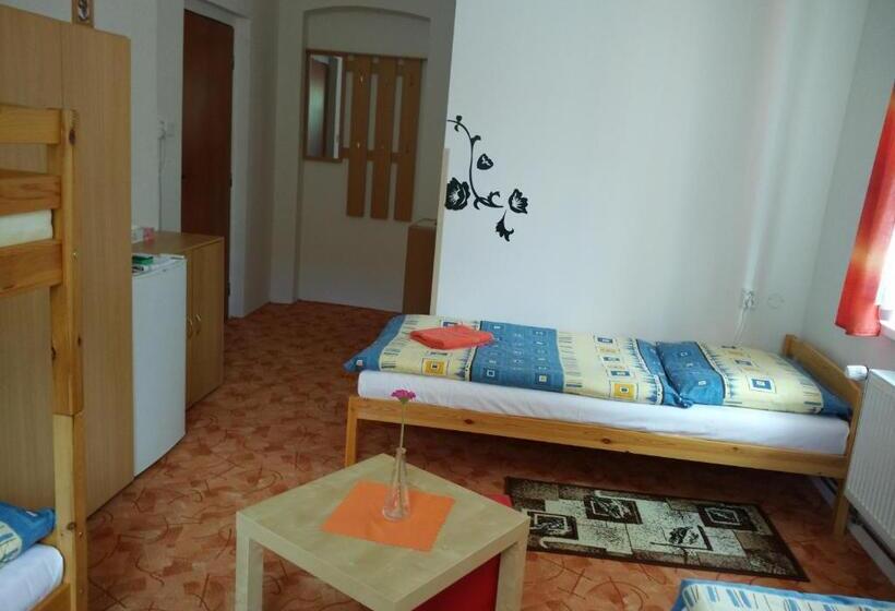 غرفة قياسية رباعية مطلة على الحديقة, Villa Plischke