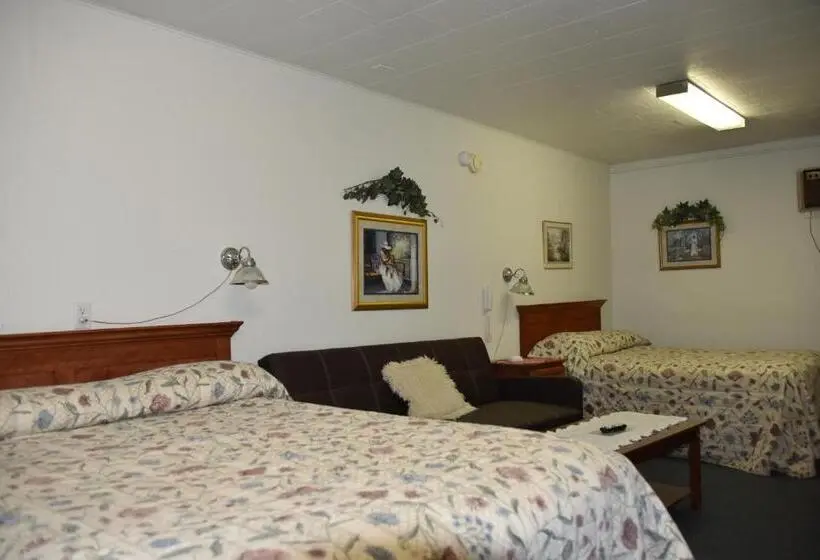 Economy Triple Room, Royals Inn Motel