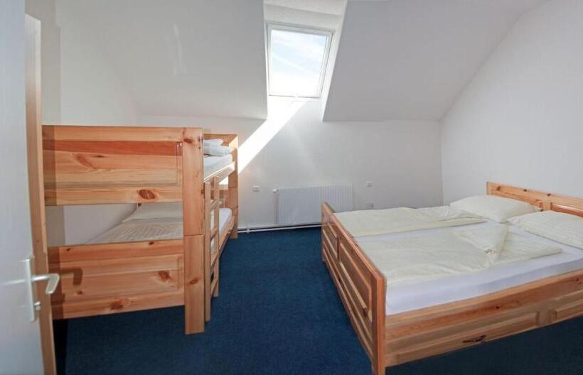 חדר סטנדרטי לארבעה עם חדר אמבטיה משותף, Gasthaus Pension Goldeck