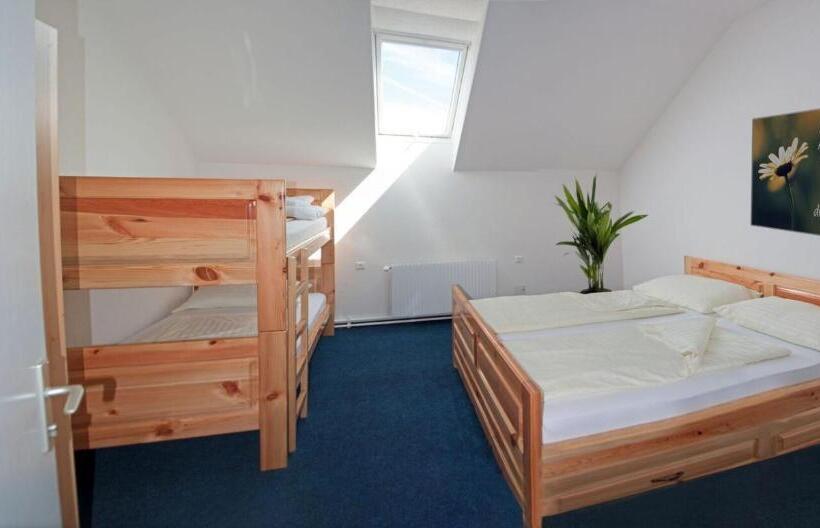 חדר סטנדרטי לארבעה עם חדר אמבטיה משותף, Gasthaus Pension Goldeck